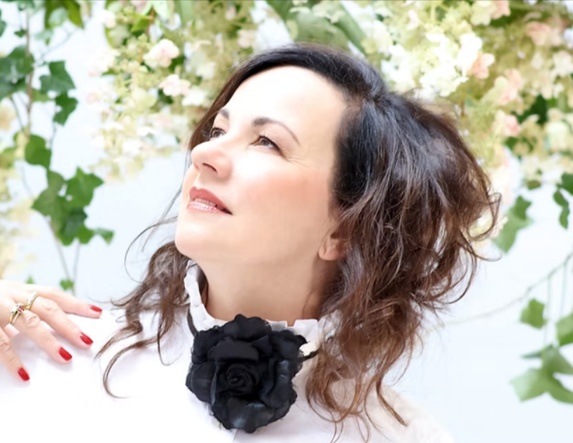 Singer and Performer Lauren Kinhan